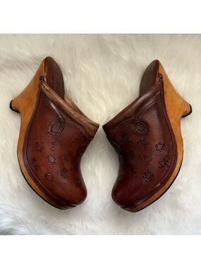 Vintage 1970s Fayva Tooled Leather Wooden Clogs Size 9